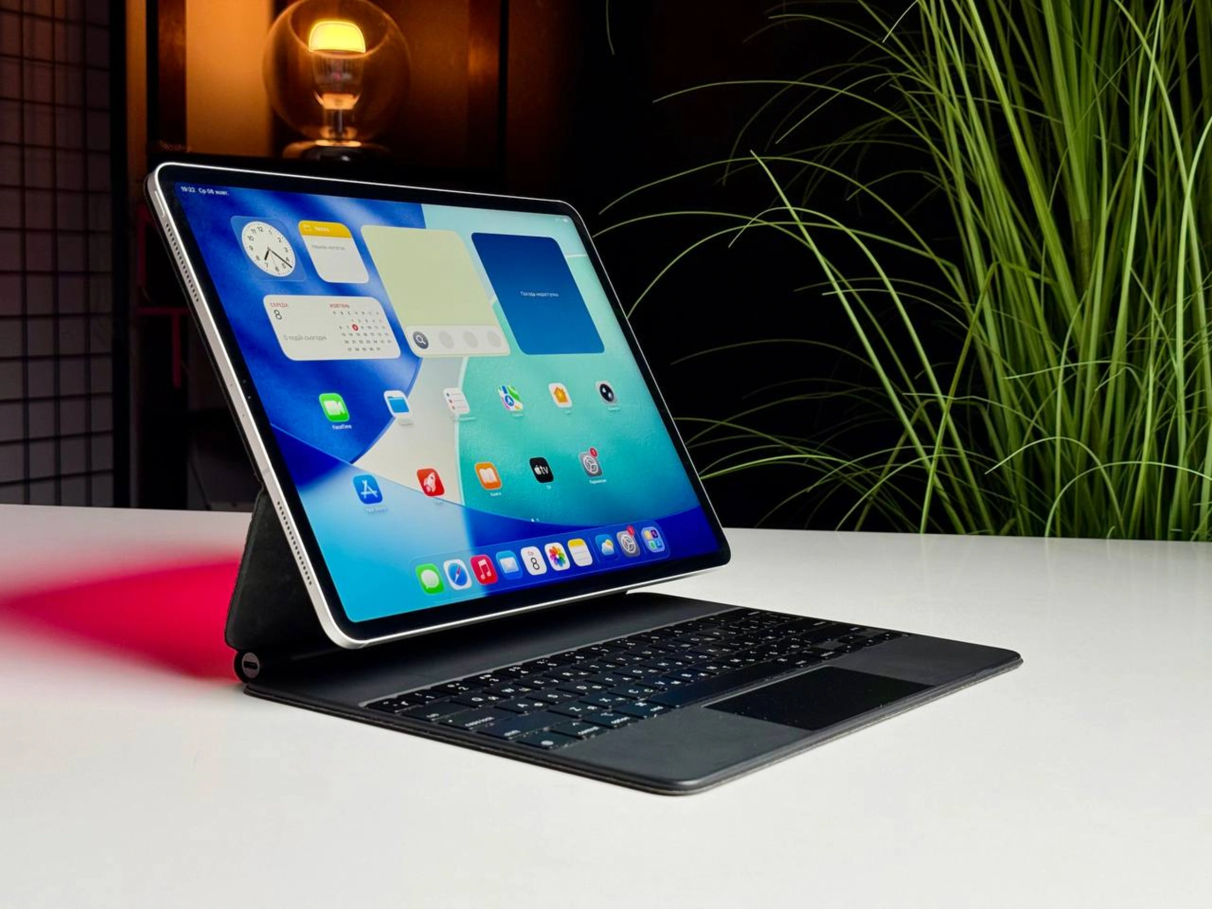 ВЖИВАНИЙ iPad Pro 12.9" 2020 Wi-Fi + Cellular 1TB Silver (MXG32, MXFA2) - Стан: гарний | Акумулятор: 77% | Комплектація: iPad + Клавіатура | Гарантія: 3 міс.
