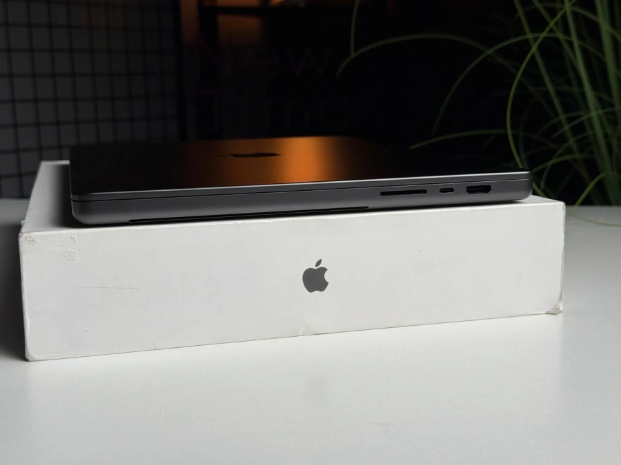 ВЖИВАНИЙ MacBook Pro 16" M3 Max/16CPU/40GPU/48GB/1TB Space Black 2023 (MUW63) - Стан: гарний | Акумулятор: 99% | Комплектація: повний | Гарантія: 3 міс.