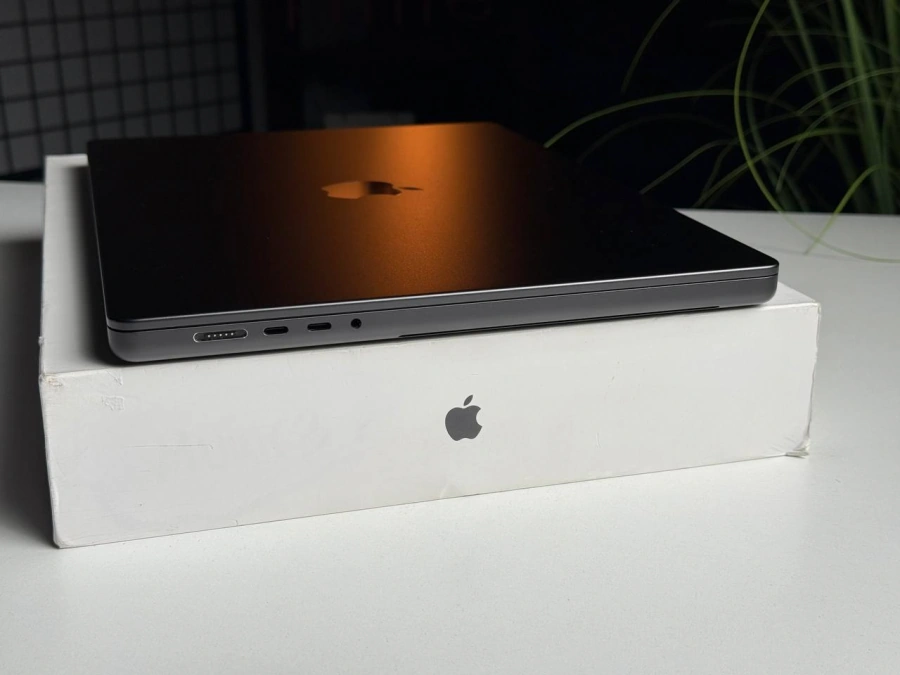 ВЖИВАНИЙ MacBook Pro 16" M3 Max/16CPU/40GPU/48GB/1TB Space Black 2023 (MUW63) - Стан: гарний | Акумулятор: 99% | Комплектація: повний | Гарантія: 3 міс.