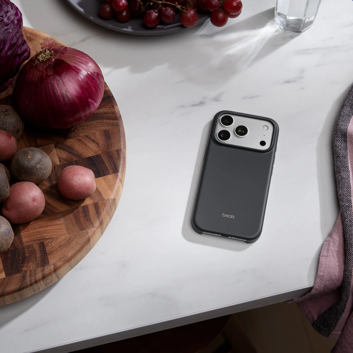 Чохол Beats для iPhone 17 Pro Case with MagSafe and Camera Control – Granite Gray (MGKC4)