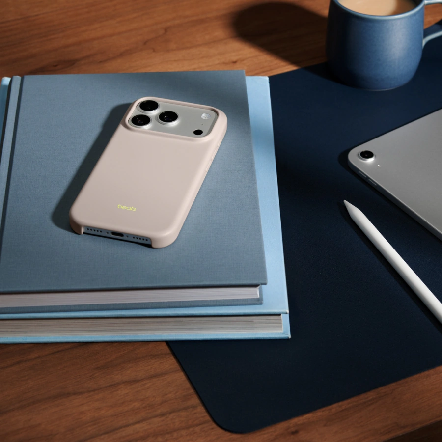 Чохол Beats для iPhone 17 Pro Case with MagSafe and Camera Control – Lime Stone (MGKE4)