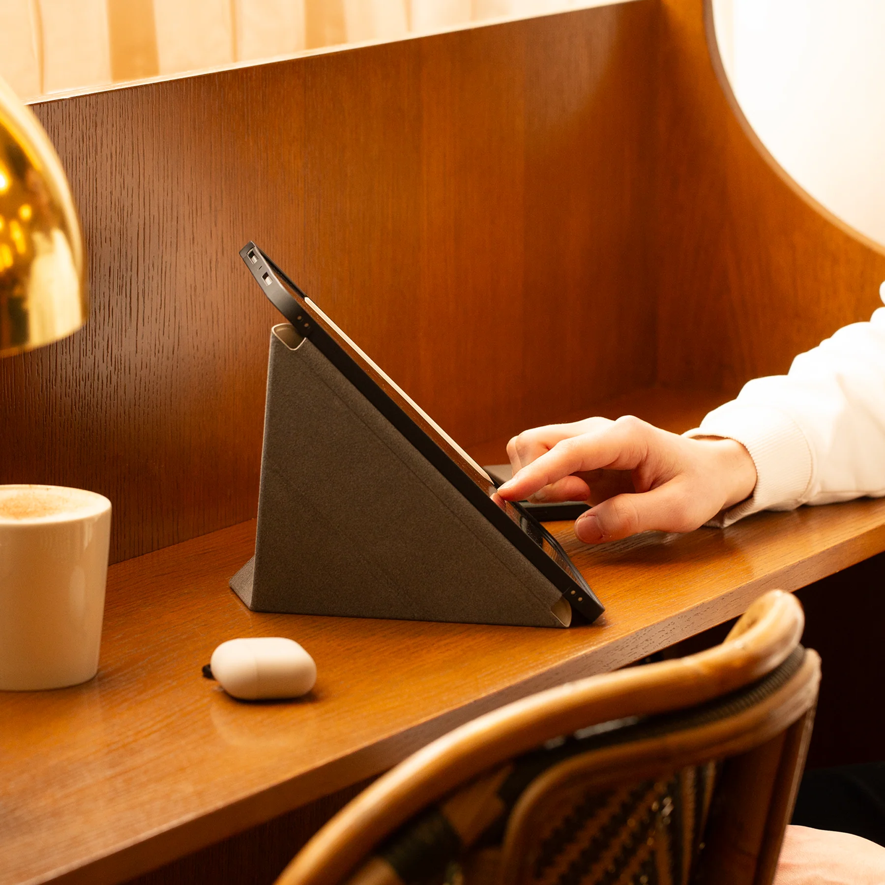 Чехол Native Union Active Case for iPad 11" A16 - Apricot Crush (ACTCSE-APR-IP-109)