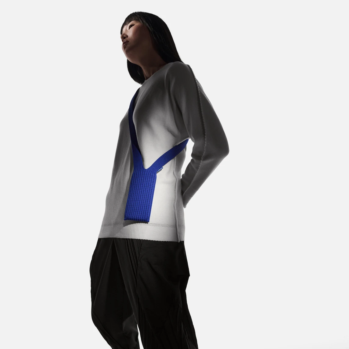 Дизайнерский чехол-сумка iPhone Pocket by ISSEY MIYAKE - Long - Sapphire (NM58AG00274L)