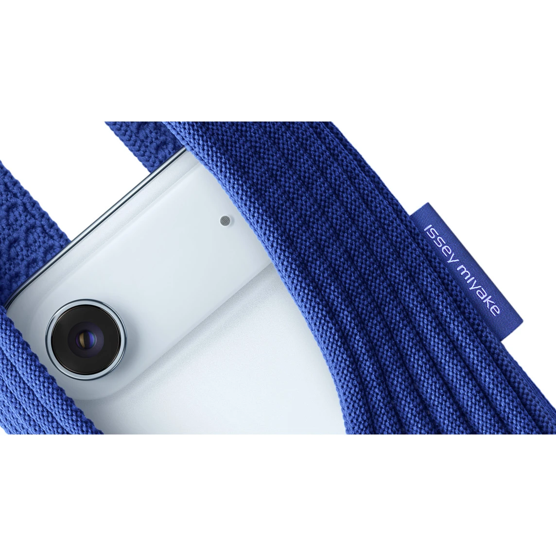 Дизайнерский чехол-сумка iPhone Pocket by ISSEY MIYAKE - Long - Sapphire (NM58AG00274L)