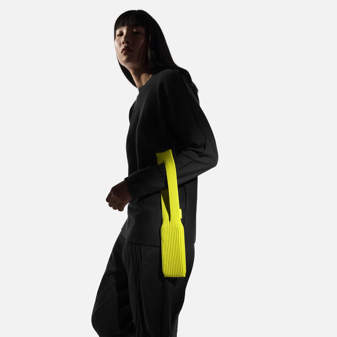 Дизайнерский чехол-сумка iPhone Pocket by ISSEY MIYAKE - Short - Lemon (NM58AG00152S)