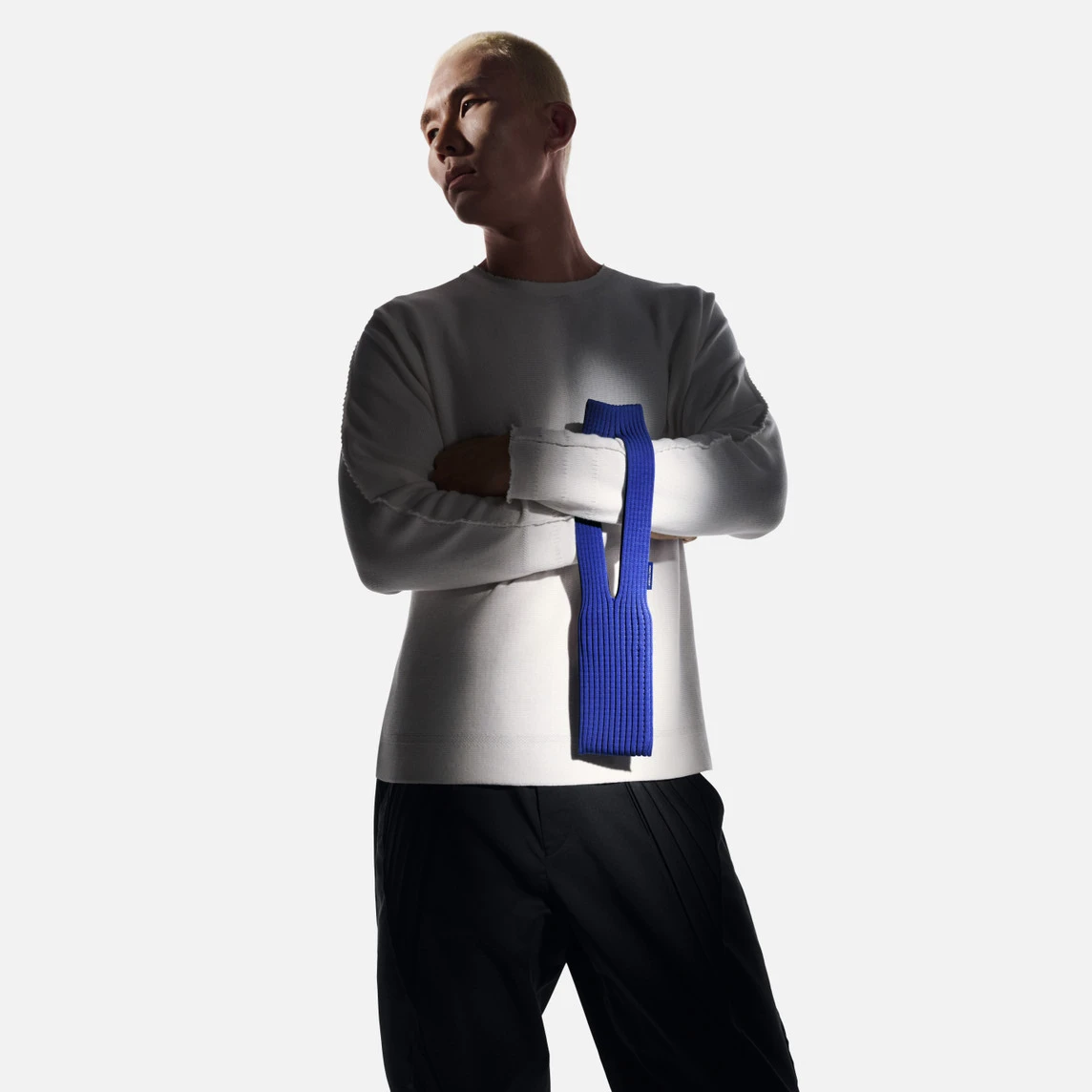 Дизайнерский чехол-сумка iPhone Pocket by ISSEY MIYAKE - Short - Sapphire (NM58AG00174S)