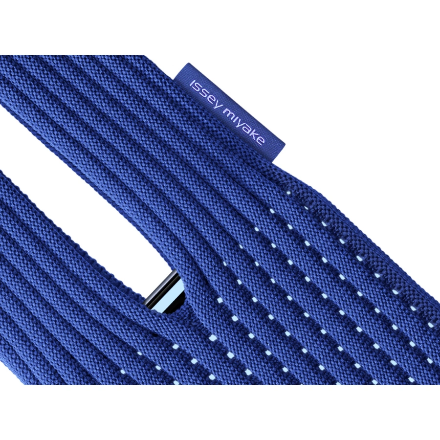 Дизайнерський чохол-сумка iPhone Pocket by ISSEY MIYAKE - Short - Sapphire (NM58AG00174S)