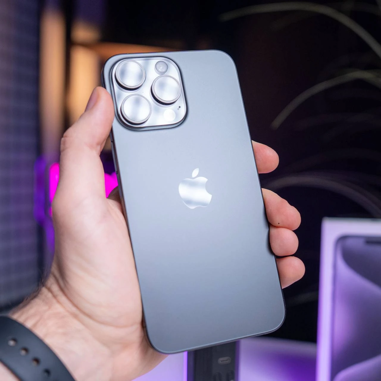 Б/У Apple iPhone 15 Pro Max 512GB Black Titanium (MU7C3) - Состояние: хорошее | Аккумулятор: 83% | Комплектация: полный | Гарантия: 3 мес.