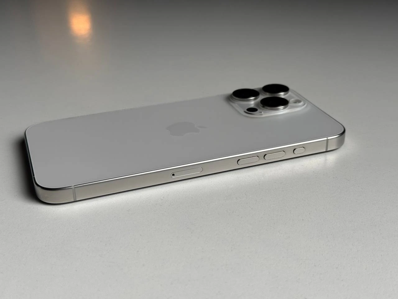 Б/У Apple iPhone 15 Pro Max 512GB White Titanium (MU7D3) - Состояние: хороший | Аккумулятор: 84% | Комплектация: полный | Гарантия: 3 мес.