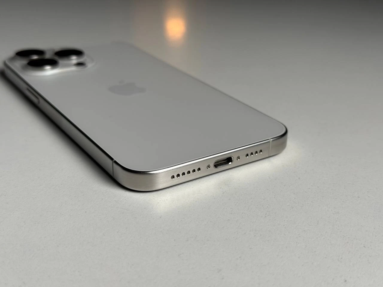 Б/У Apple iPhone 15 Pro Max 512GB White Titanium (MU7D3) - Состояние: хороший | Аккумулятор: 84% | Комплектация: полный | Гарантия: 3 мес.