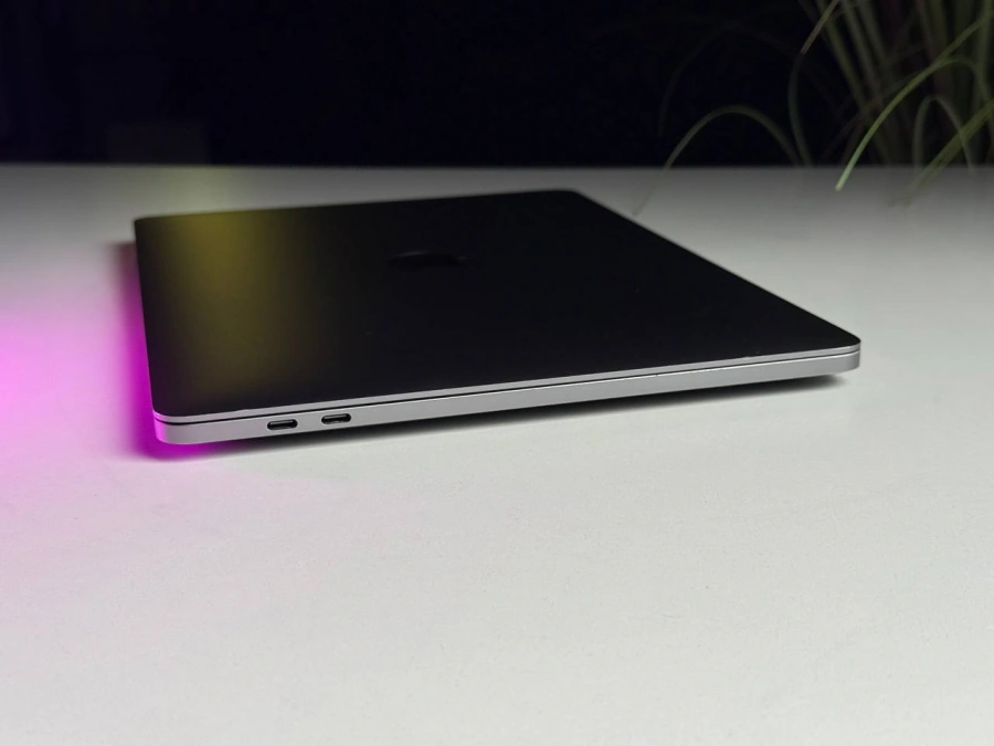 Б/У MacBook Pro 13" Space Gray M1/8GB/256SSD (MYD82) 2020 - Состояние: хорошее | Аккумулятор: 87% | Комплектация: MacBook, зарядка | Гарантия: 3 мес.