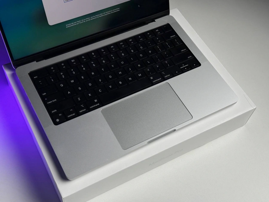 Б/У MacBook Pro 14" Silver M1Pro/16GB/512SSD (MKGR3) 2021 - Состояние: хорошее | Аккумулятор: 81% | Комплектация: полный | Гарантия: 3 мес.