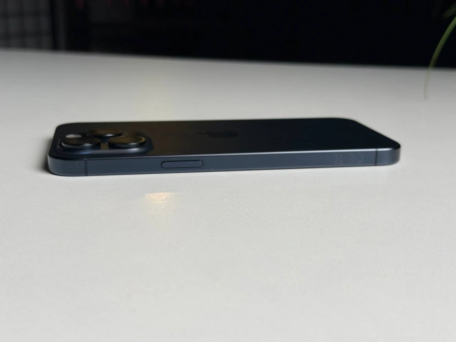 Б/У Apple iPhone 15 Pro Max 256GB Blue Titanium (MU7A3) - Состояние: хороший | Аккумулятор: 89% | Комплектация: iPhone, кабель | Гарантія: 3 мес.