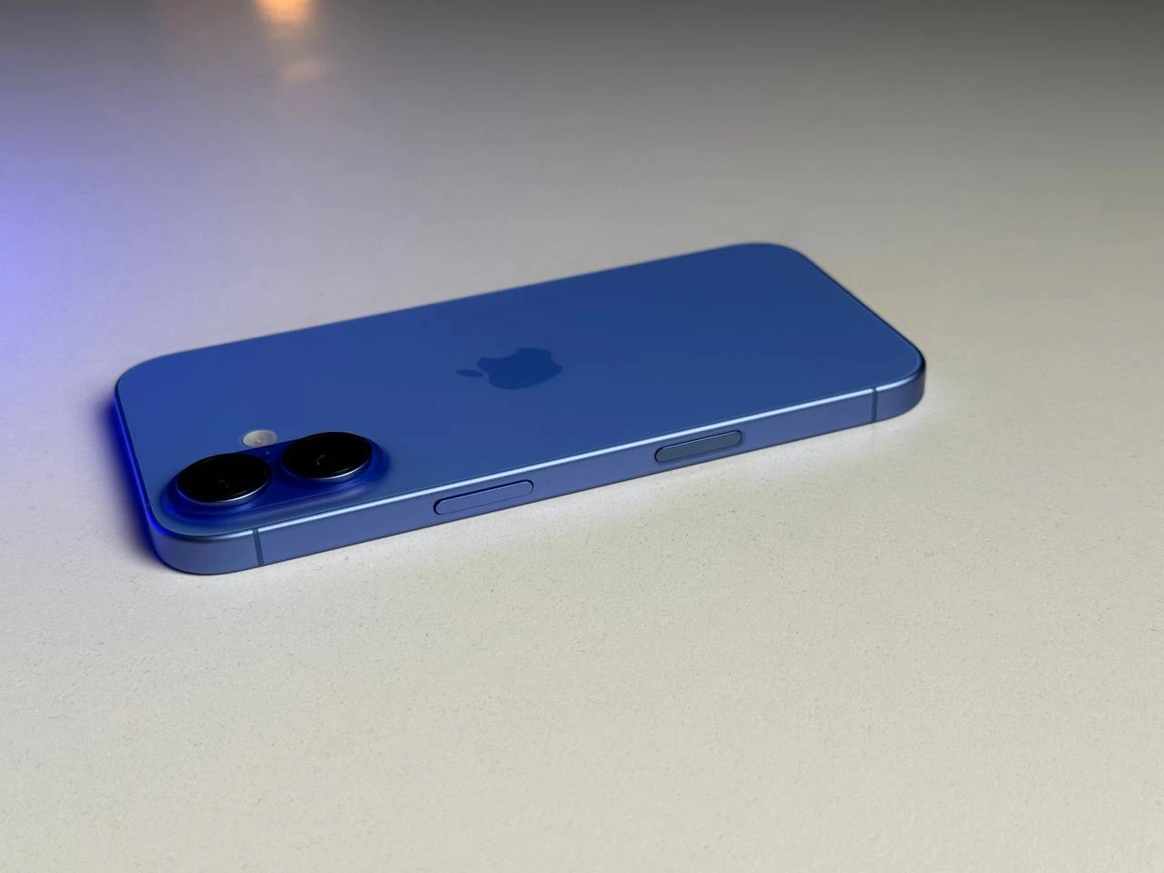 ВЖИВАНИЙ Apple iPhone 16 128GB Ultramarine (MYEC3) - Стан: ідеальний | Акумулятор: 100% | Комплектація: iPhone, кабель | Гарантія: 6 міс.