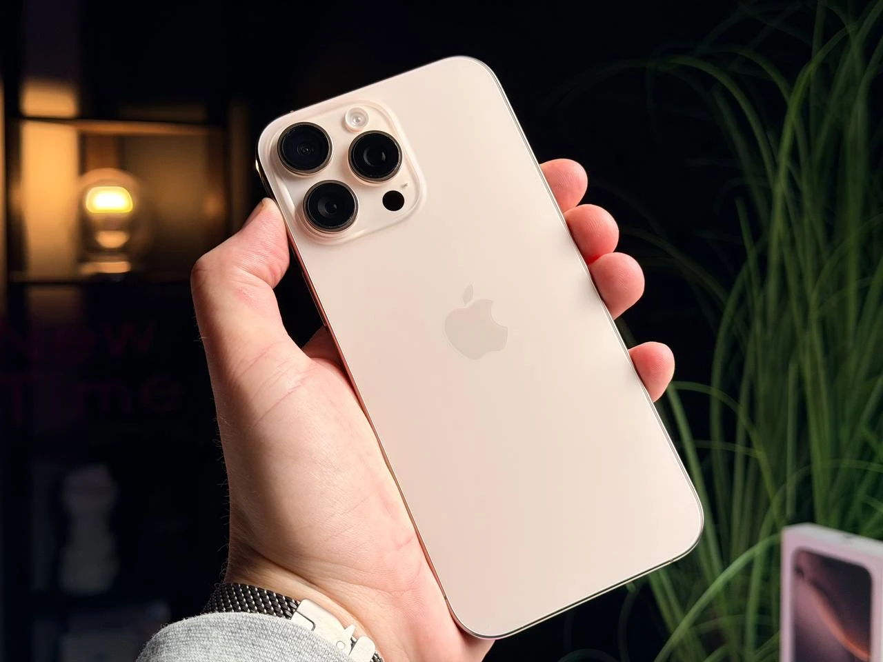 ВЖИВАНИЙ Apple iPhone 16 Pro Max 256GB Desert Titanium (MYWX3) - Стан: гарний | Акумулятор: 95% | Комплектація: повний | Гарантія: 3 міс.