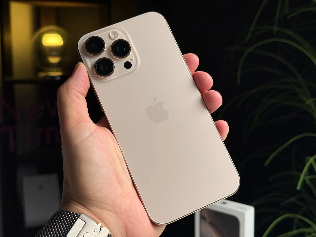 ВЖИВАНИЙ Apple iPhone 16 Pro Max 512GB eSim Desert Titanium (MYW93) - Стан: ідеальний | Акумулятор: 94% | Комплектація: повний | Гарантія: 1 міс.