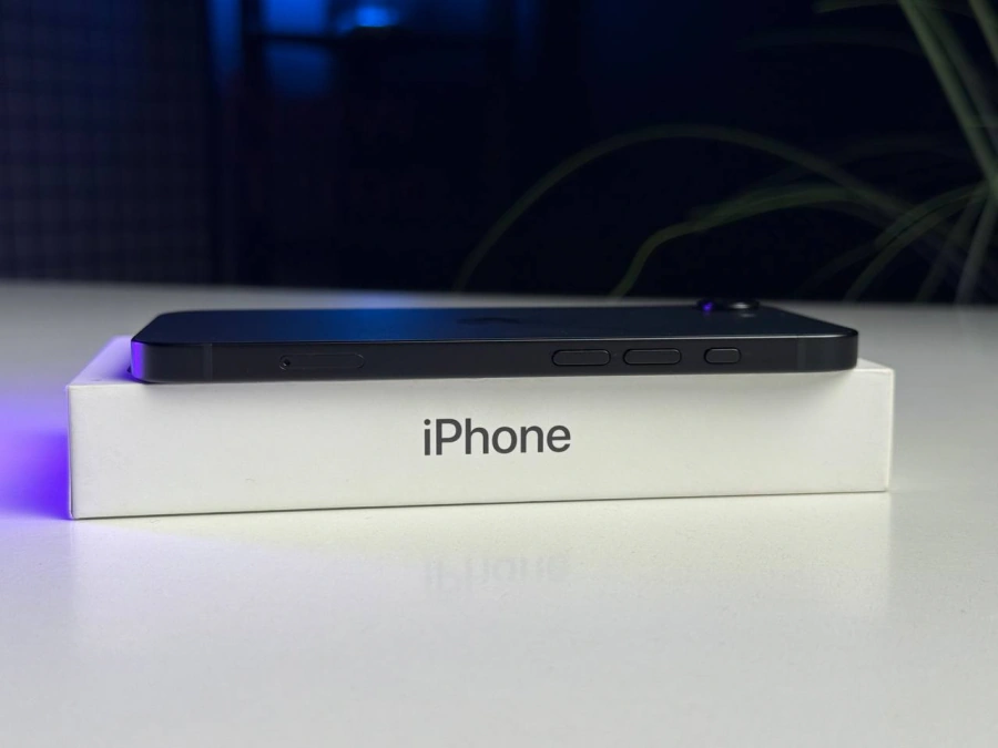 Б/У Apple iPhone 16e 256GB Black (MD1T4) - Состояние: хороший | Аккумулятор: 100% | Комплектация: полный | Гарантія: 3 мес.
