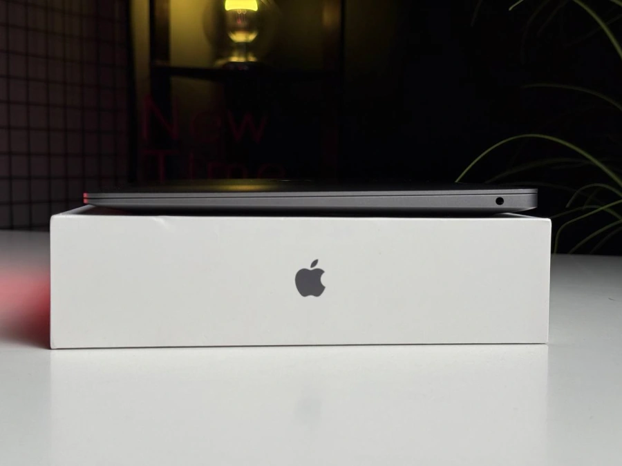 ВЖИВАНИЙ MacBook Air 13" Space Gray 2018 (MRE92) - Стан: гарний | Акумулятор: 94% | Комплектація: повний | Гарантія: 3 міс.