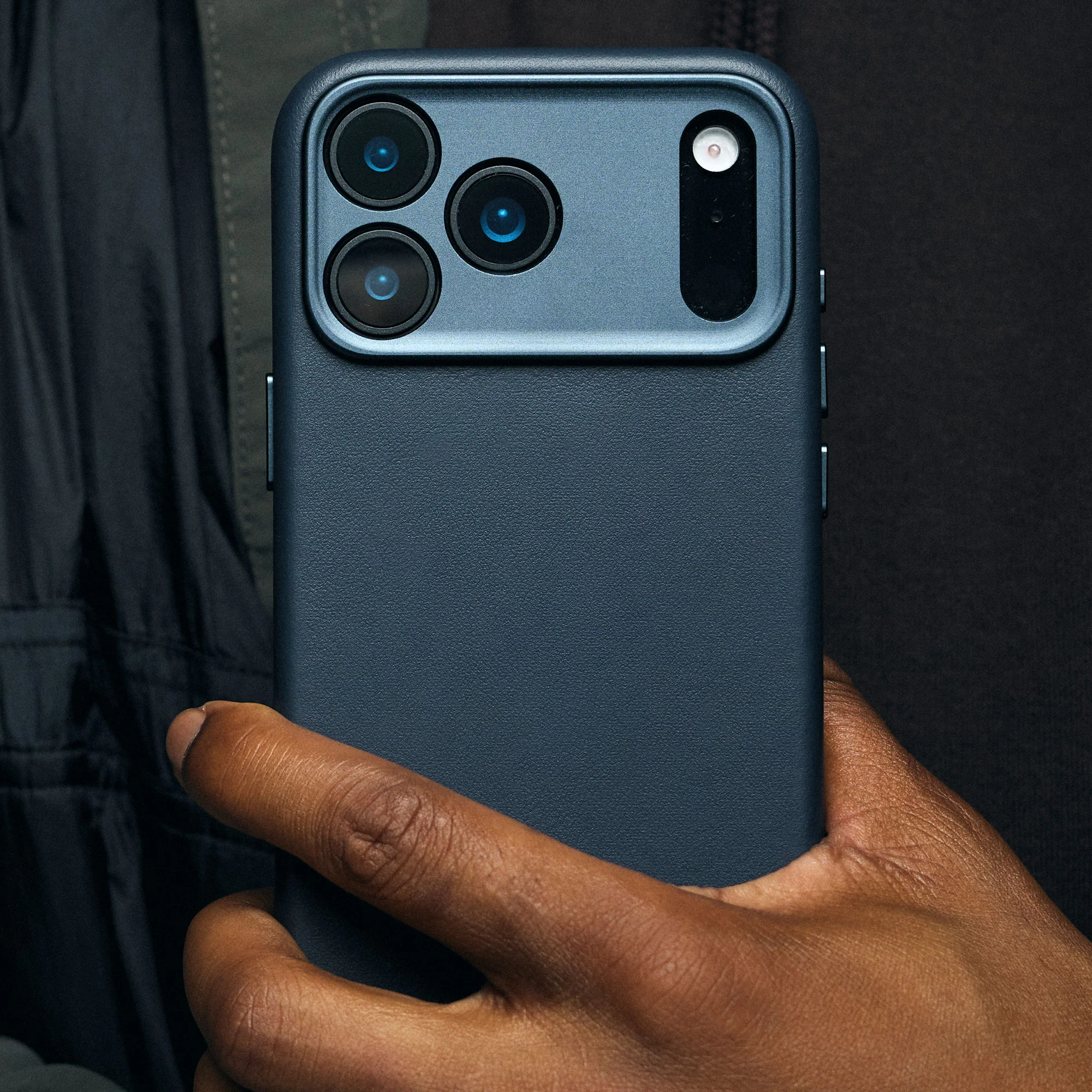 Чохол DECODED Leather Case for iPhone 17 Pro Max - Navy Shadow (D26IPO17PMBC1NW)