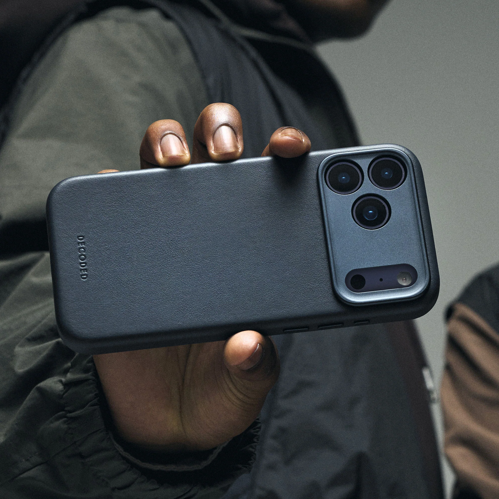 Чохол DECODED Leather Case for iPhone 17 Pro Max - Navy Shadow (D26IPO17PMBC1NW)