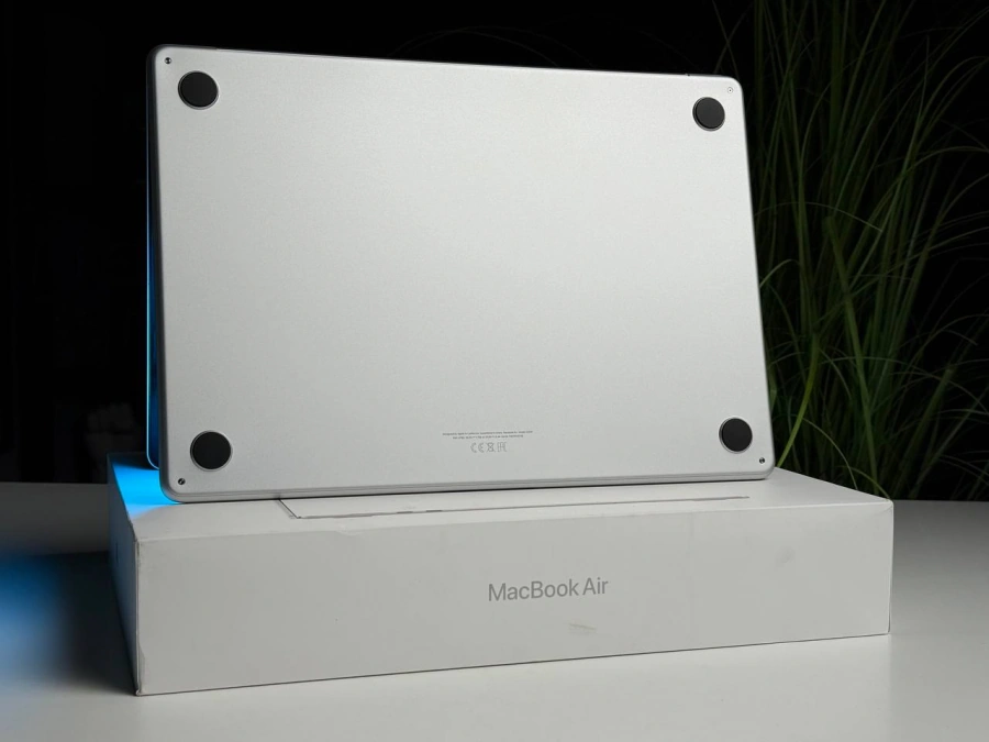 ВІТРИННИЙ MacBook Air 15" 2025 M4/10CPU/10GPU/16GB/512GB Silver (MW1H3) - Стан: гарний | Акумулятор: 100% | Комплектація: повний | Гарантія: 3 міс.
