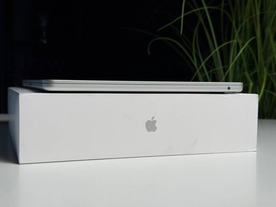 ВІТРИННИЙ MacBook Air 15" 2025 M4/10CPU/10GPU/16GB/512GB Silver (MW1H3) - Стан: гарний | Акумулятор: 100% | Комплектація: повний | Гарантія: 3 міс.