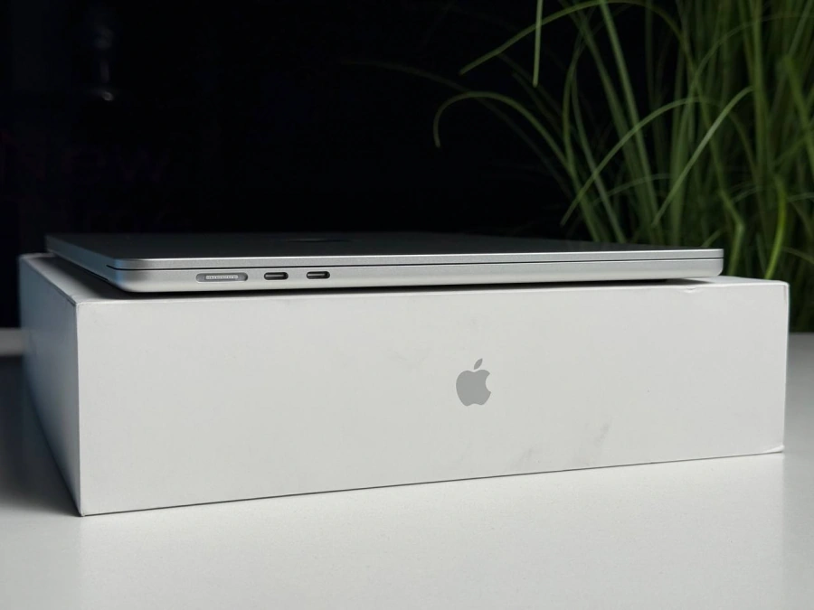 ВІТРИННИЙ MacBook Air 15" 2025 M4/10CPU/10GPU/16GB/512GB Silver (MW1H3) - Стан: гарний | Акумулятор: 100% | Комплектація: повний | Гарантія: 3 міс.