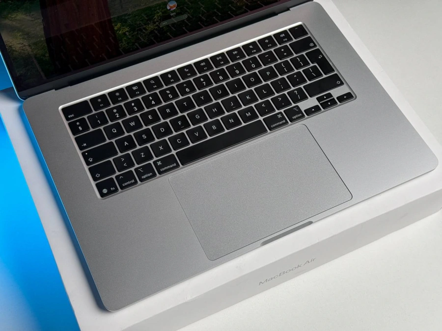 ВІТРИННИЙ MacBook Air 15" 2025 M4/10CPU/10GPU/16GB/512GB Silver (MW1H3) - Стан: гарний | Акумулятор: 100% | Комплектація: повний | Гарантія: 3 міс.