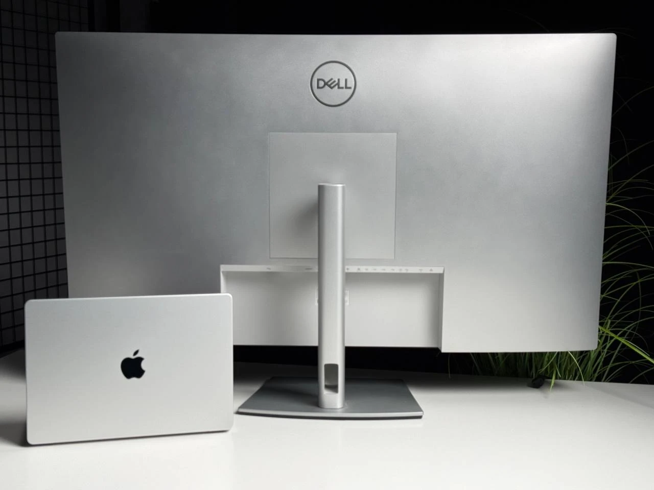 ВІТРИННИЙ Монітор Dell UltraSharp 43 4K USB-C Hub Monitor U4323QE (210-BFIS) - Стан: ідеальний | Комплектація: повний | Гарантія: 3 міс.
