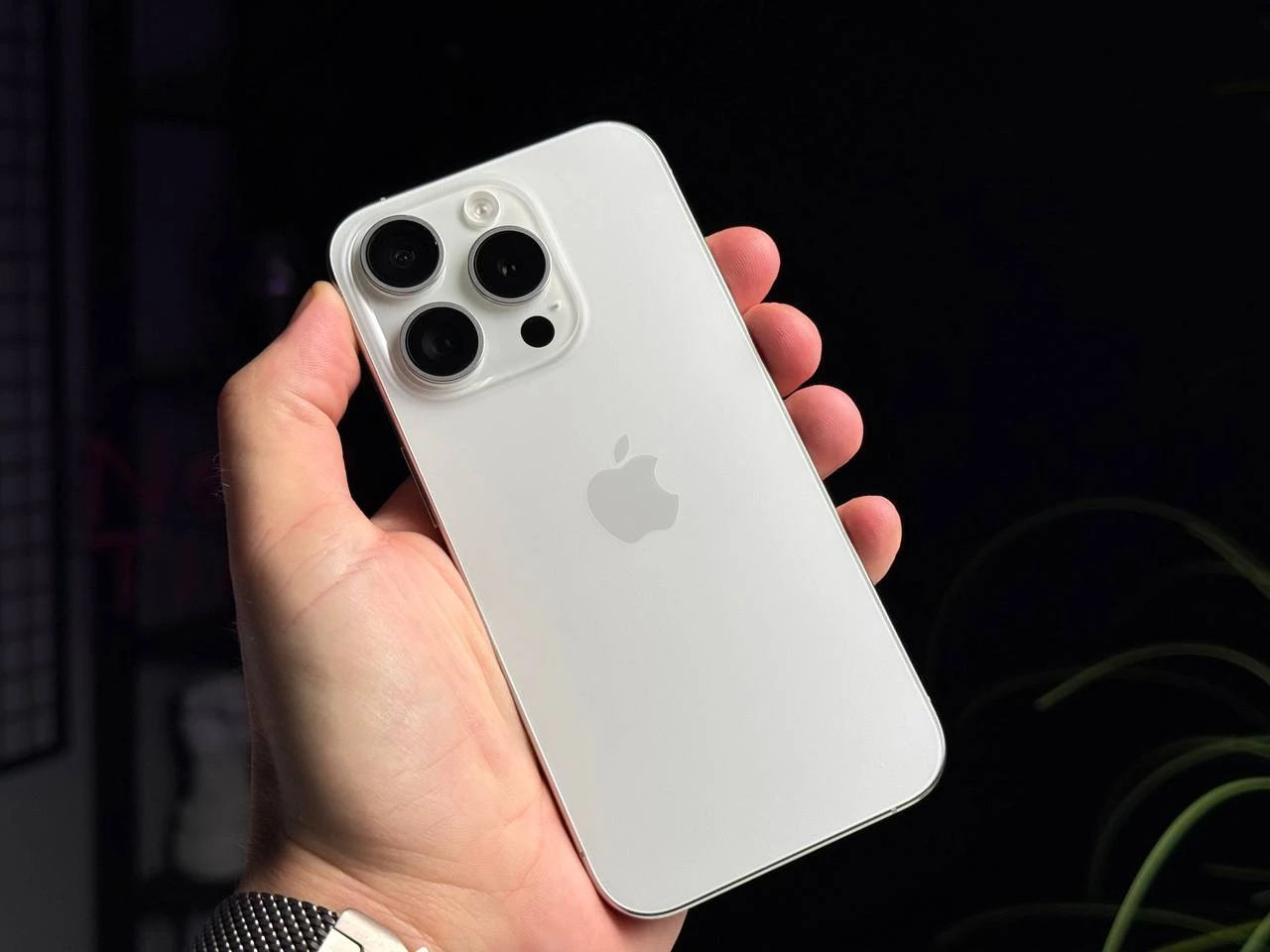 ВЖИВАНИЙ Б/У Apple iPhone 15 Pro 256GB White Titanium (MTV43) - Состояние: хорошее | Аккумулятор: 85% | Комплектация: iPhone, кабель | Гарантия: 3 мес.