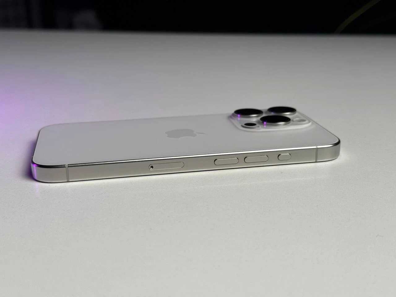 ВЖИВАНИЙ Б/У Apple iPhone 15 Pro 256GB White Titanium (MTV43) - Состояние: хорошее | Аккумулятор: 85% | Комплектация: iPhone, кабель | Гарантия: 3 мес.