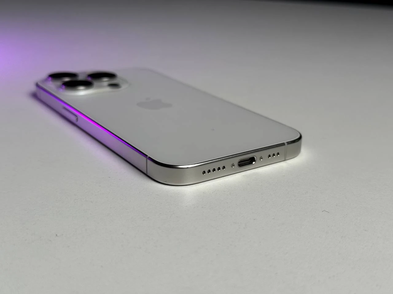 ВЖИВАНИЙ Б/У Apple iPhone 15 Pro 256GB White Titanium (MTV43) - Состояние: хорошее | Аккумулятор: 85% | Комплектация: iPhone, кабель | Гарантия: 3 мес.