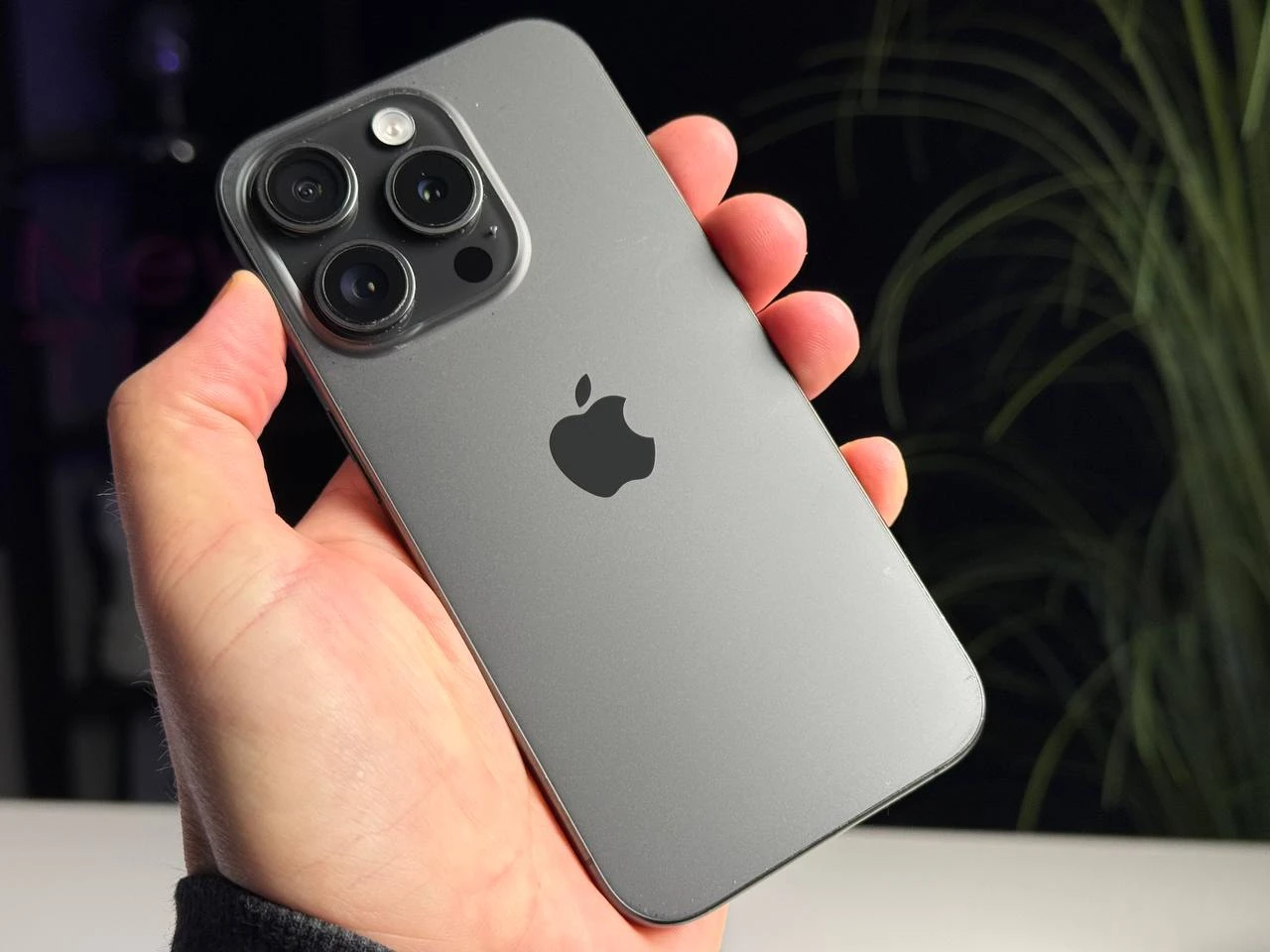 ВЖИВАНИЙ Б/У Apple iPhone 15 Pro 512GB Black Titanium (MTV73) - Состояние: хорошее | Аккумулятор: 100% | Комплектация: iPhone, кабель | Гарантия: 3 мес.