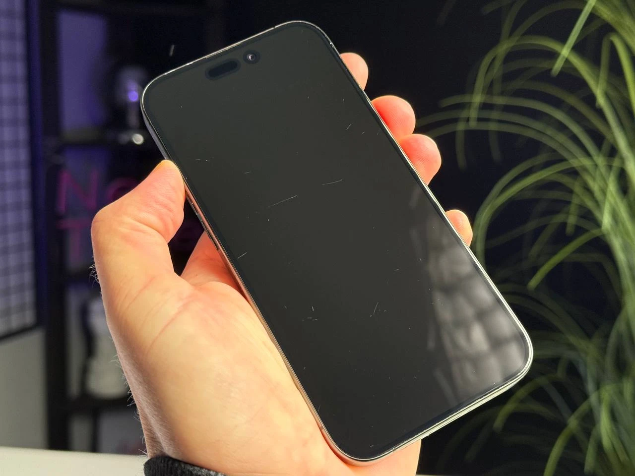 ВЖИВАНИЙ Б/У Apple iPhone 15 Pro 512GB Black Titanium (MTV73) - Состояние: хорошее | Аккумулятор: 100% | Комплектация: iPhone, кабель | Гарантия: 3 мес.