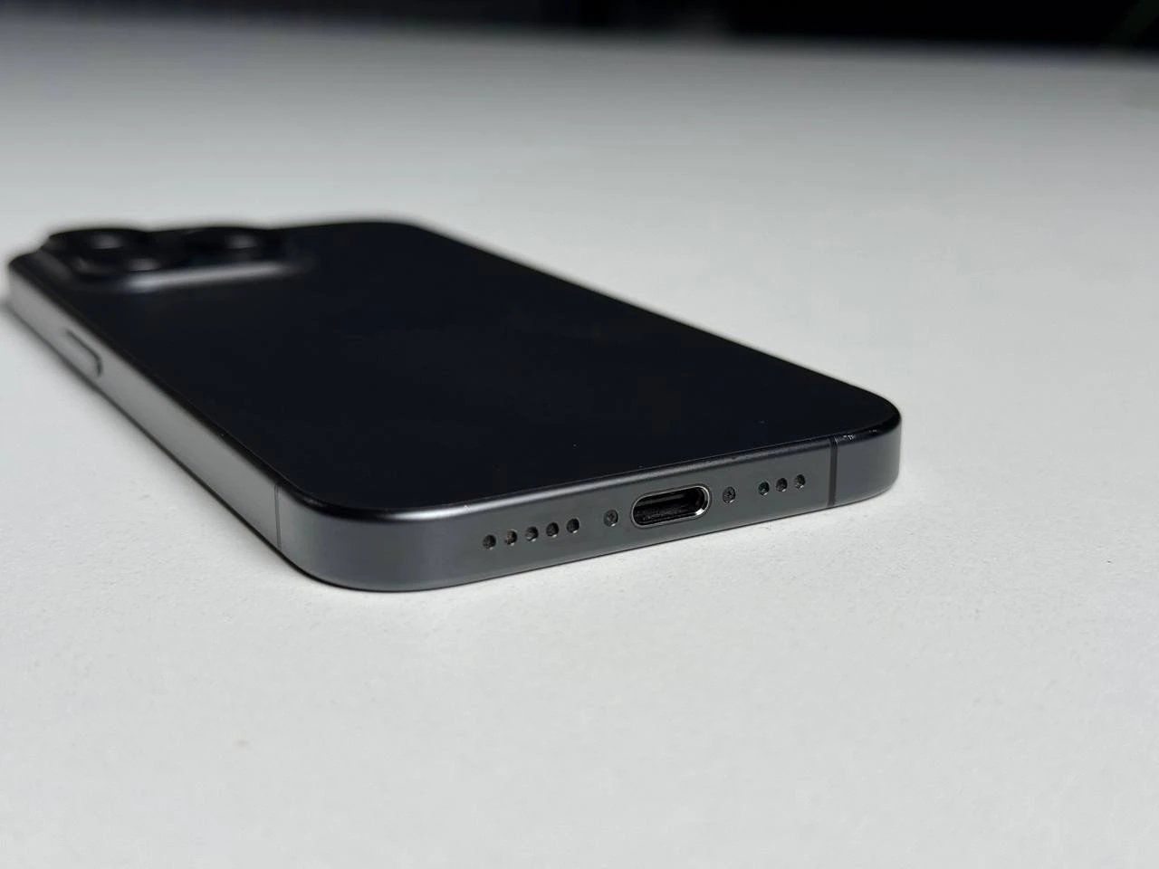 ВЖИВАНИЙ Б/У Apple iPhone 15 Pro 512GB Black Titanium (MTV73) - Состояние: хорошее | Аккумулятор: 100% | Комплектация: iPhone, кабель | Гарантия: 3 мес.