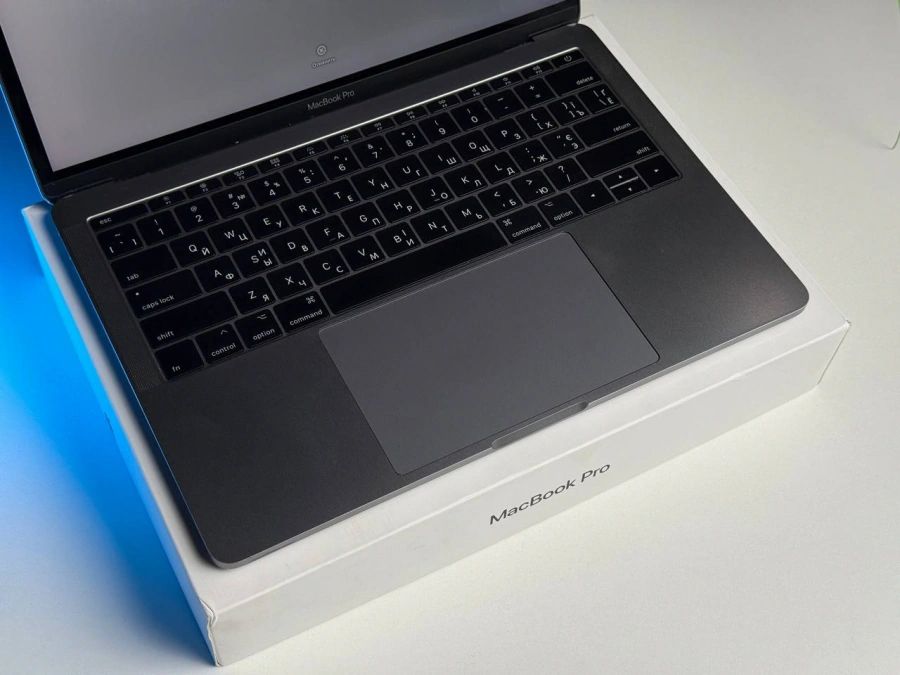 ВЖИВАНИЙ Б/У MacBook Pro 13" Space Gray (MPXQ2) 2017 - Состояние: удовлетворительное | Аккумулятор: 83% | Комплектация: полный | Гарантия: 3 мес.