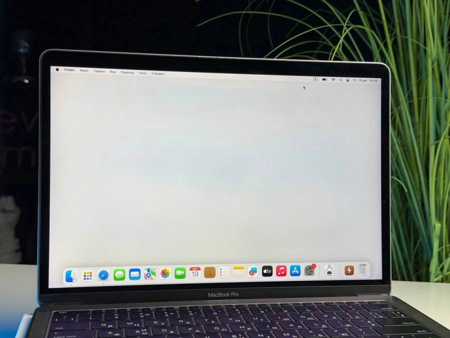 ВЖИВАНИЙ Б/У MacBook Pro 13" Space Gray (MPXQ2) 2017 - Состояние: удовлетворительное | Аккумулятор: 83% | Комплектация: полный | Гарантия: 3 мес.