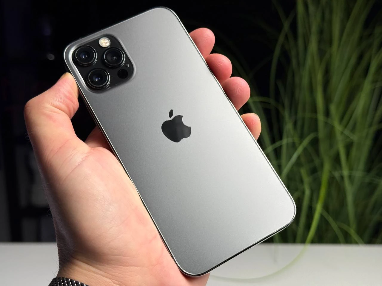 ВЖИВАНИЙ Б/У Apple iPhone 12 Pro 128GB Graphite (MGLN3, MGMK3) - Состояние: хороший | Аккумулятор: 100% | Комплектация: iPhone, кабель | Гарантія: 3 мес.