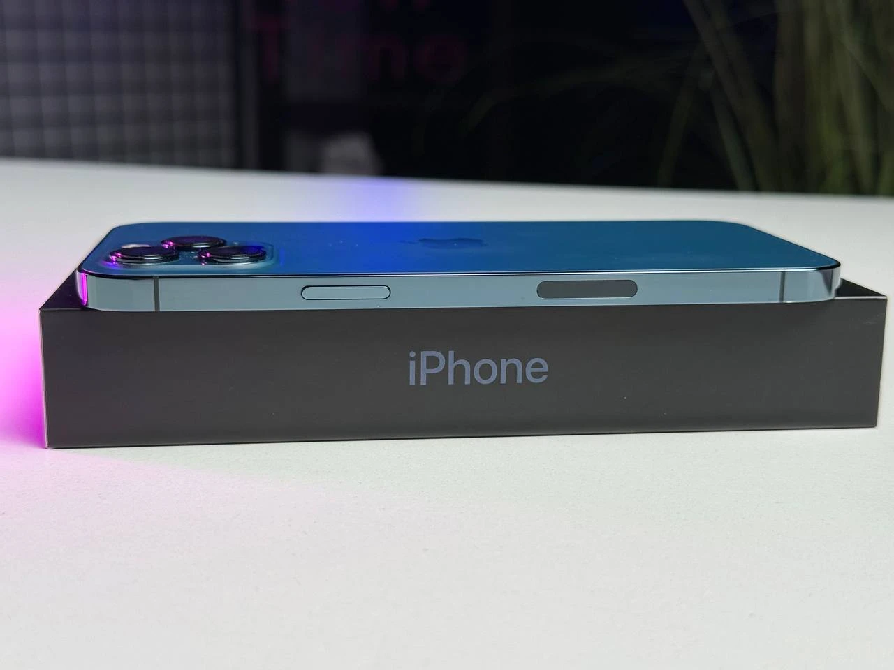 ВЖИВАНИЙ Б/У Apple iPhone 12 Pro Max 128GB Pacific Blue (MGCJ3, MGDA3) - Состояние: хороший | Аккумулятор: 100% | Комплектация: полный | Гарантія: 3 мес.