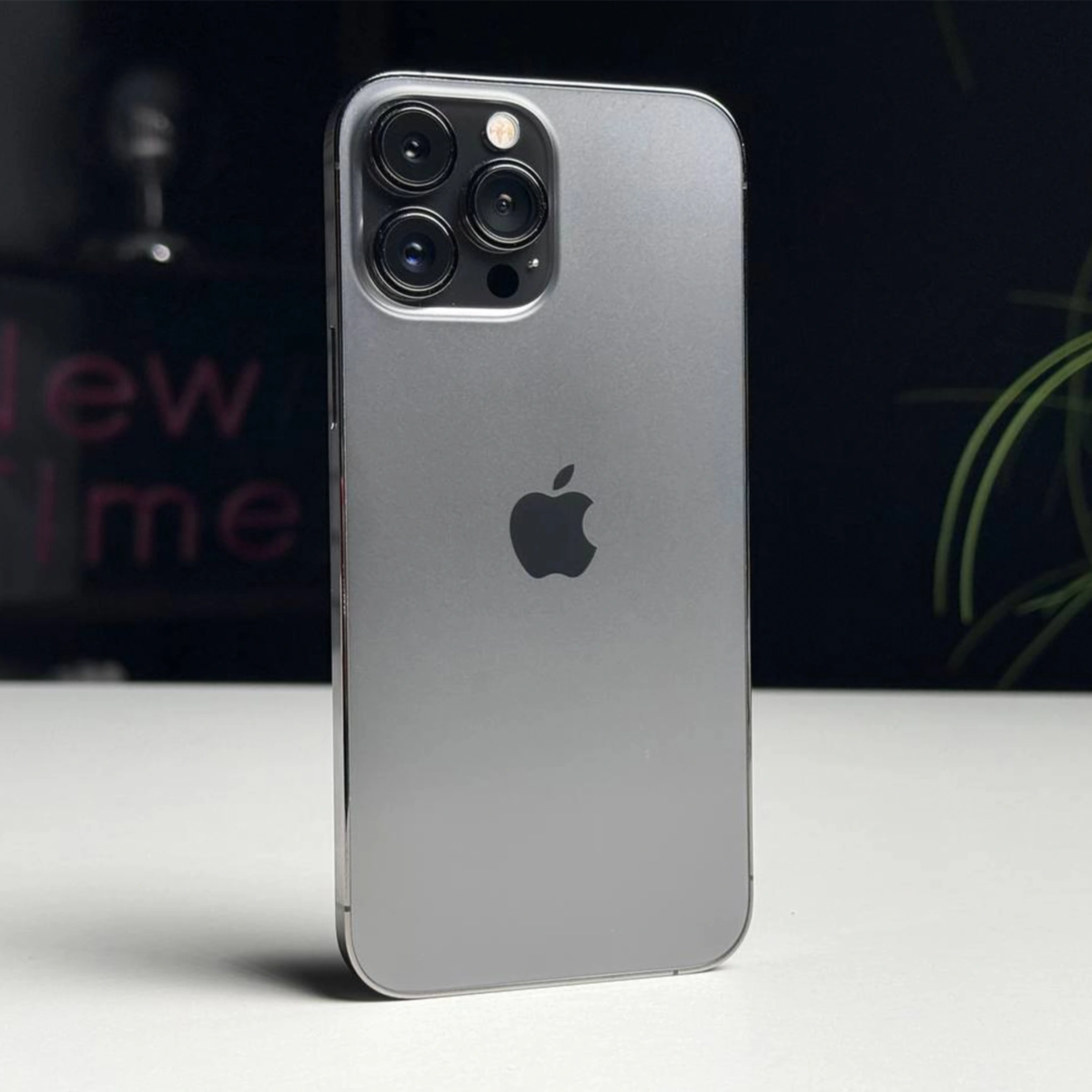 ВЖИВАНИЙ Б/У Apple iPhone 13 Pro Max 1TB Graphite (MLL23, MLLK3) - Состояние: хороший | Аккумулятор: 100% | Комплектация: iPhone, кабель | Гарантия: 3 мес.