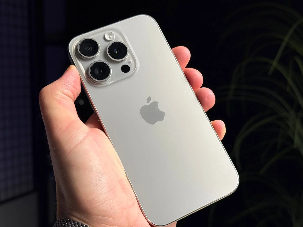 ВЖИВАНИЙ Б/У Apple iPhone 15 Pro 1TB Natural Titanium (MTVF3) - Состояние: хороший | Аккумулятор: 87% | Комплектация: iPhone, кабель | Гарантія: 3 мес.