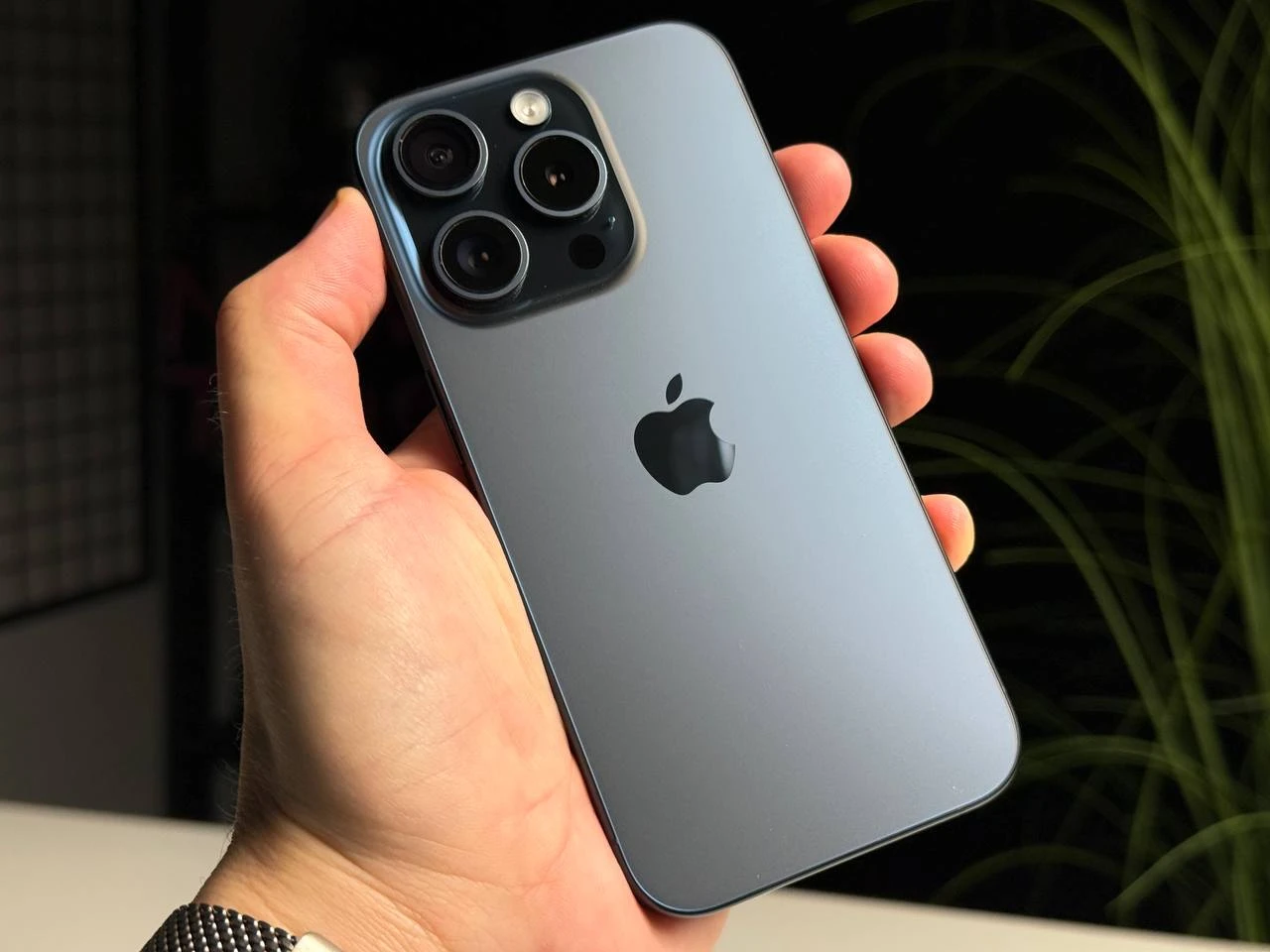 ВЖИВАНИЙ Б/У Apple iPhone 15 Pro 256GB Blue Titanium (MTV63) - Состояние: хороший | Аккумулятор: 88% | Комплектация: iPhone, кабель | Гарантія: 3 мес.