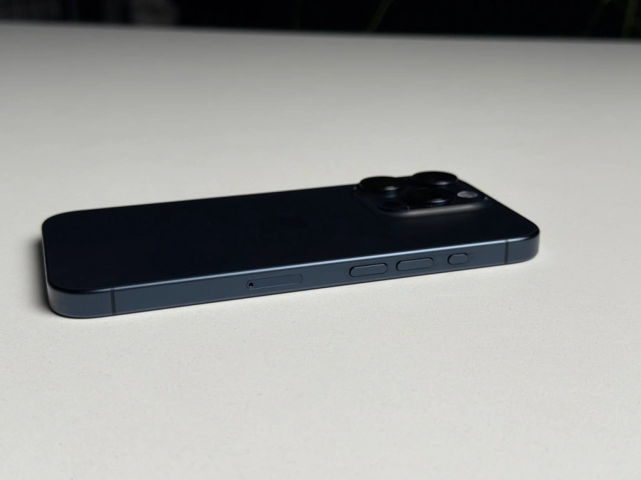 ВЖИВАНИЙ Б/У Apple iPhone 15 Pro 256GB Blue Titanium (MTV63) - Состояние: хороший | Аккумулятор: 88% | Комплектация: iPhone, кабель | Гарантія: 3 мес.