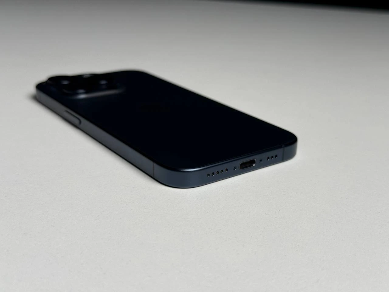 ВЖИВАНИЙ Б/У Apple iPhone 15 Pro 256GB Blue Titanium (MTV63) - Состояние: хороший | Аккумулятор: 88% | Комплектация: iPhone, кабель | Гарантія: 3 мес.