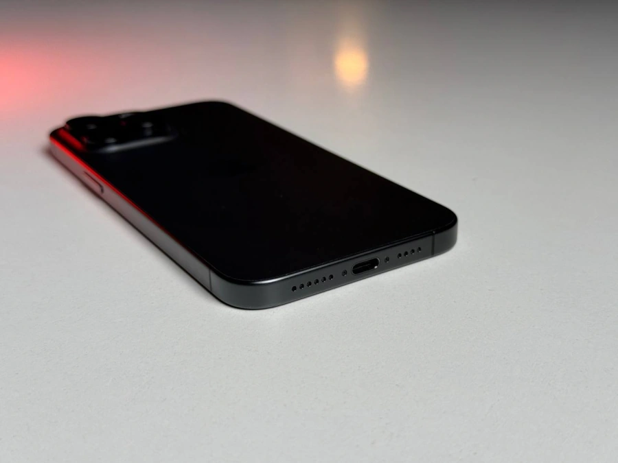 ВЖИВАНИЙ Б/У Apple iPhone 15 Pro Max 256GB Black Titanium (MU773) - Стан: гарний | Акумулятор: 100% | Комплектація: iPhone, кабель | Гарантія: 3 міс.