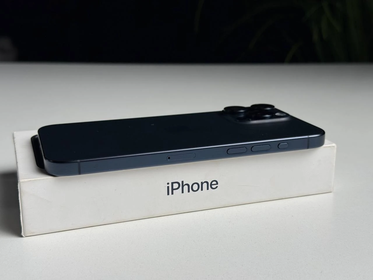 ВЖИВАНИЙ Б/У Apple iPhone 15 Pro Max 256GB Blue Titanium (MU7A3) - Состояние: хороший | Аккумулятор: 100% | Комплектация: полный | Гарантія: 3 мес.