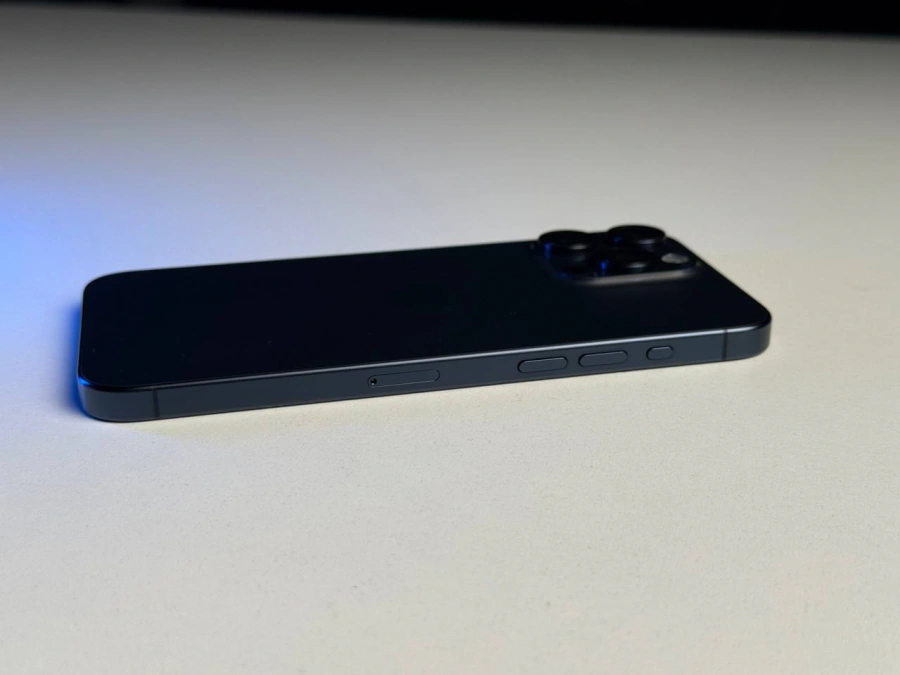 ВЖИВАНИЙ Б/У Apple iPhone 15 Pro Max 256GB Blue Titanium (MU7A3) - Состояние: хороший | Аккумулятор: 100% | Комплектация: iPhone, кабель | Гарантія: 3 мес.