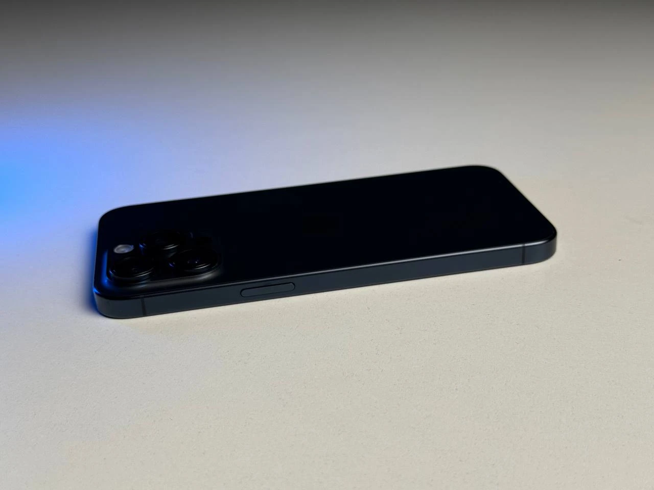 ВЖИВАНИЙ Б/У Apple iPhone 15 Pro Max 256GB Blue Titanium (MU7A3) - Состояние: хороший | Аккумулятор: 100% | Комплектация: iPhone, кабель | Гарантія: 3 мес.