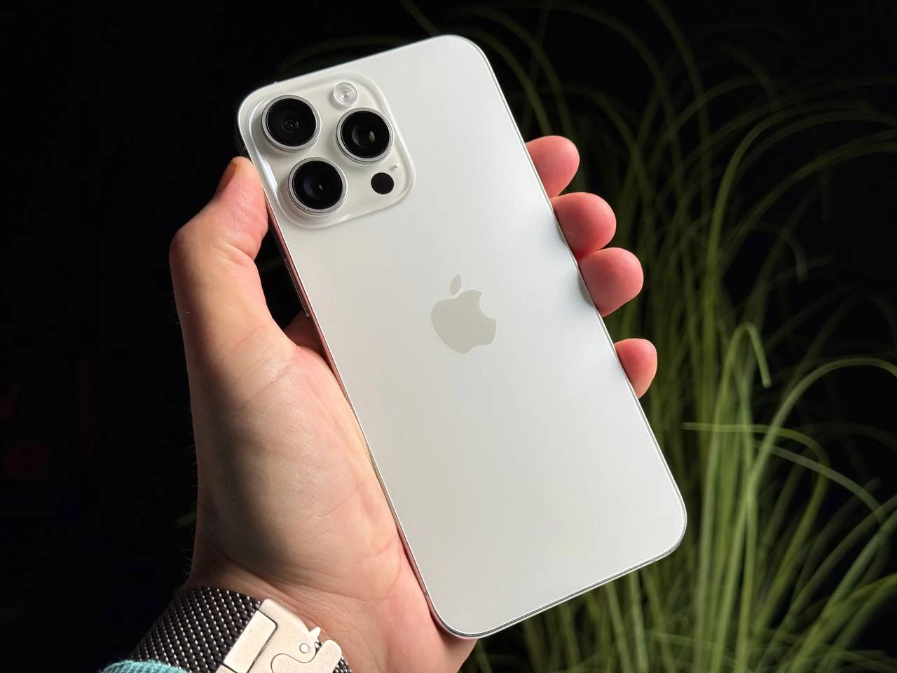 ВЖИВАНИЙ Б/У Apple iPhone 15 Pro Max 256GB White Titanium (MU783) - Состояние: удовлетворительный | Аккумулятор: 87% | Комплектация: iPhone, кабель | Гарантія: 3 мес.