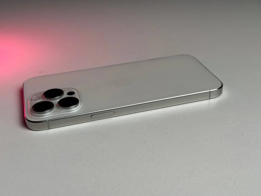 ВЖИВАНИЙ Б/У Apple iPhone 15 Pro Max 256GB White Titanium (MU783) - Стан: задовільний | Акумулятор: 87% | Комплектація: iPhone, кабель | Гарантія: 3 міс.